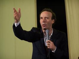 epithmos-didaktoras-sto-apth-o-roberto-benigni